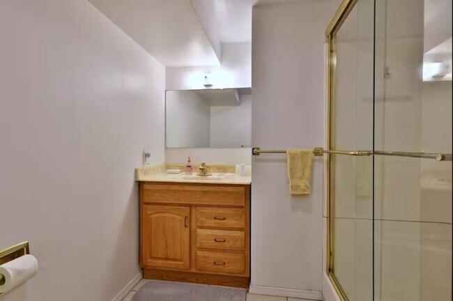 Building Photo - 4155 Lake Shore Dr