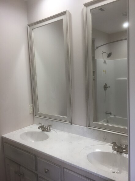 Double sinks in master bathroom - 80 Villa Lane