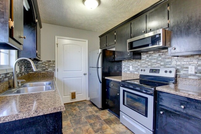Building Photo - Sweet 3 bed 2 bath.  Cat friendly.