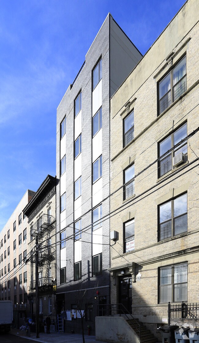 Building Photo - 985 Summit Ave