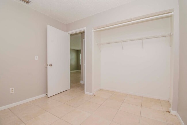 Building Photo - 2/1 Close to Downtown Tampa and University...
