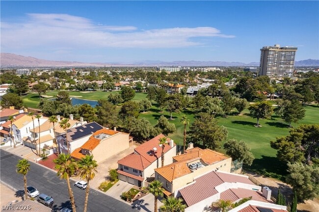 Building Photo - 2845 Queens Courtyard Dr