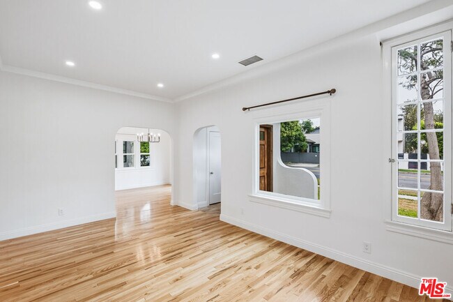 Building Photo - 525 N Crescent Heights Blvd