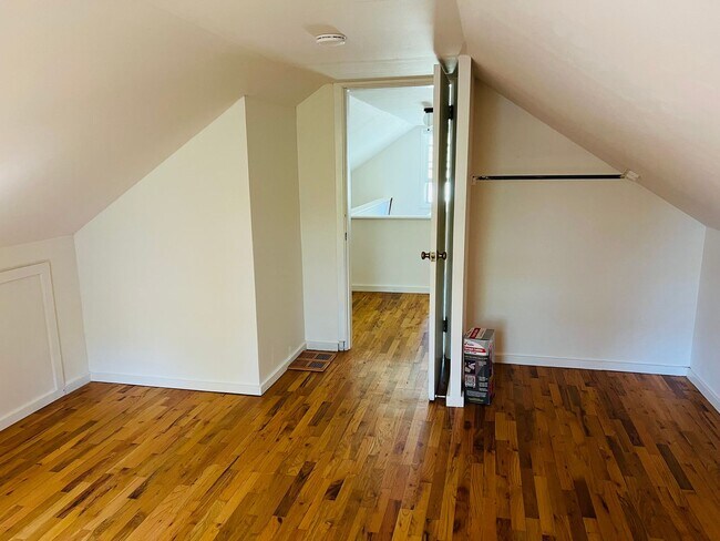 Building Photo - 3 Bedroom/1 Bath Bungalow in Woodstock neighborhood