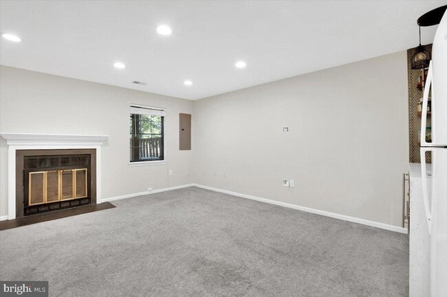 Building Photo - 8605 Western Oak Dr