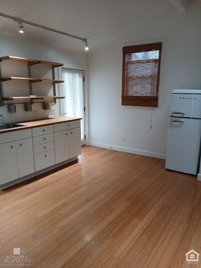 Building Photo - 1 Bedroom, 1 Bathroom Charming Craftsman i...