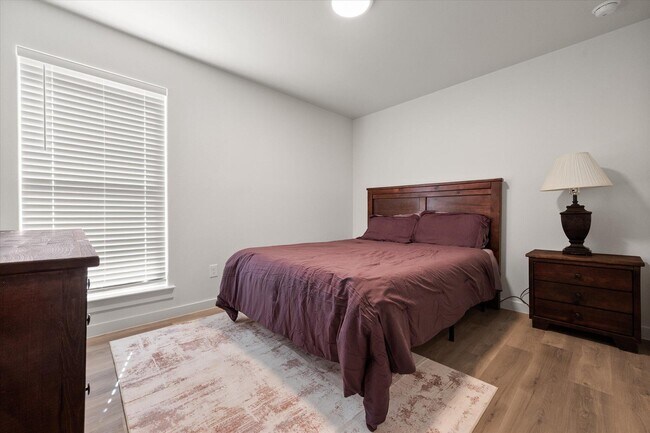 Building Photo - 2505 Kenwood Ave