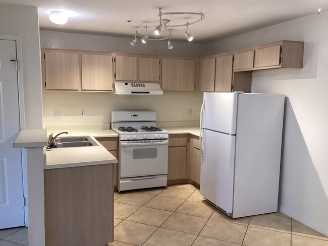 Building Photo - Downstairs Condo Located in the Gated Community of Las Palmas