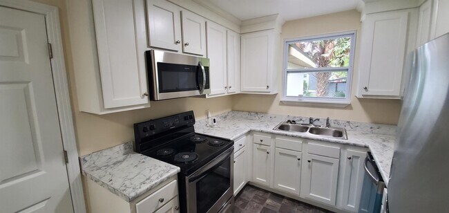 Building Photo - 854 Allison St