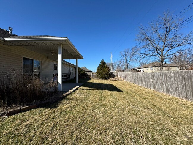 Building Photo - 2603 Oakfield Dr