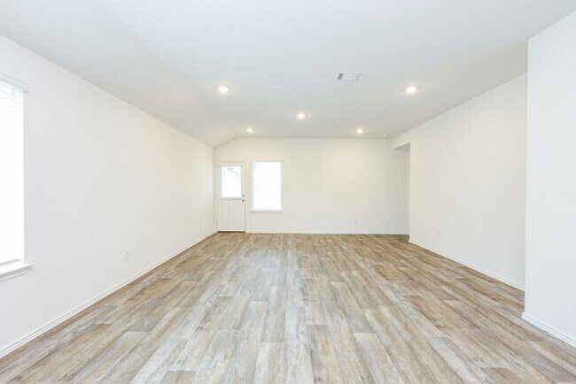 Building Photo - 3027 Lake Crest Dr