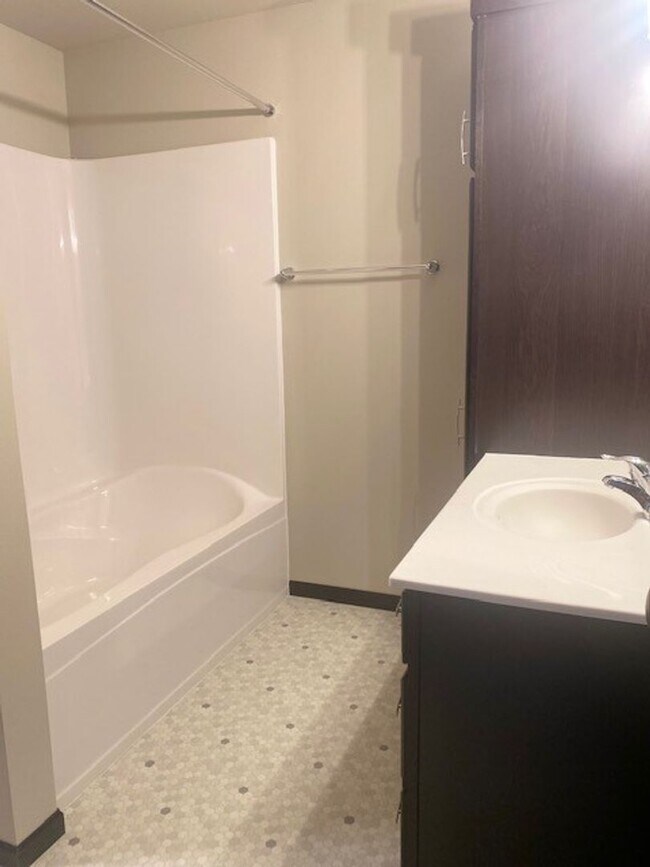 Building Photo - Modern 3 Bedroom Home with Garage & Fenced Yard for Rent!