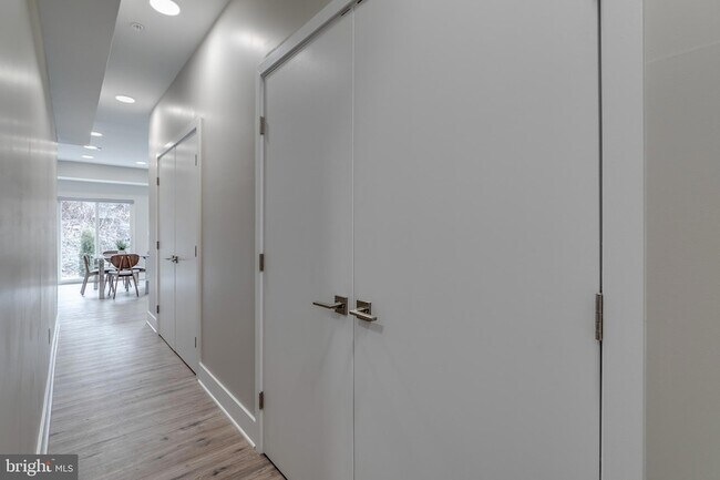 Building Photo - 1952 Bryn Mawr Ave