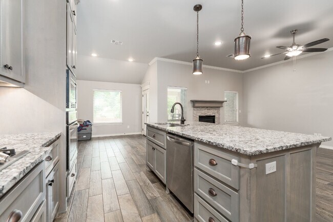Building Photo - Beautiful Home in Woodland Park