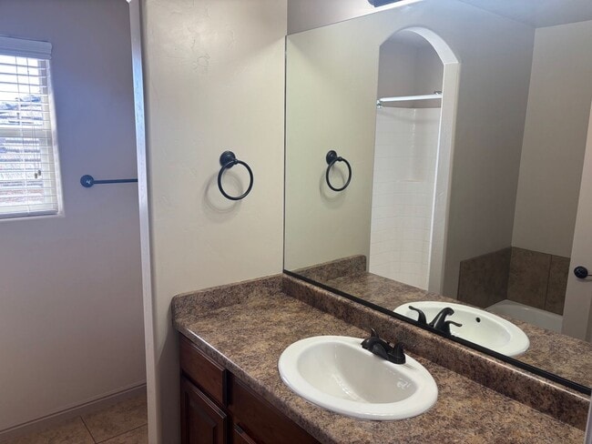 Building Photo - Beautiful 3 bedroom, 2.5 bath  townhome in...