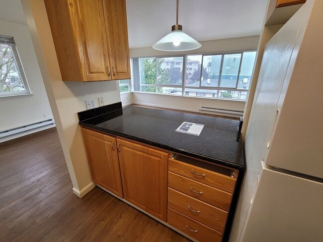 Building Photo - Spacious 2 bedroom with hardwood floors. W...