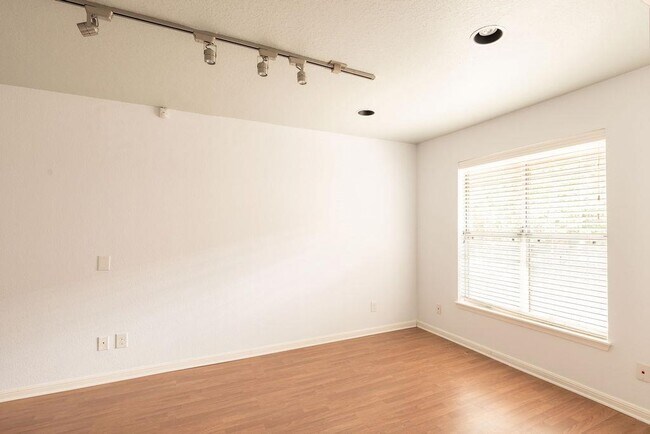 Building Photo - 7685 Northcross Dr