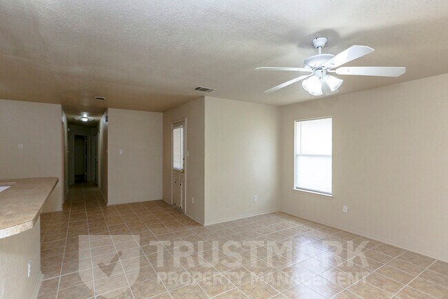 Building Photo - 932 Maplewood Dr