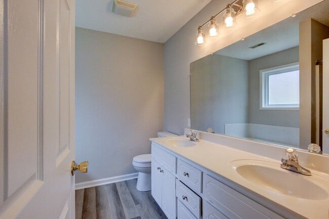 Building Photo - Stunning Brick Front Home With Fireplace And Hardwood Flooring In Sango Area