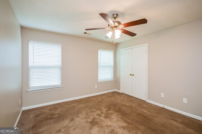 Building Photo - 135 Lakeside Cir
