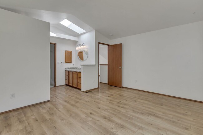 Building Photo - 3-bedroom, 2.5-bathroom home located in Fe...