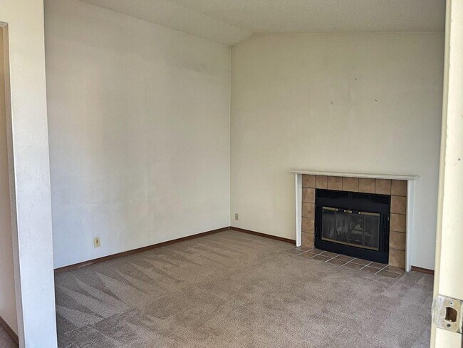Building Photo - 3 Bedroom 2 Bath w/ Spa Room Suisun *Star ...
