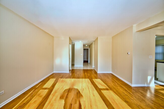 Building Photo - 1930 W Estes Ave