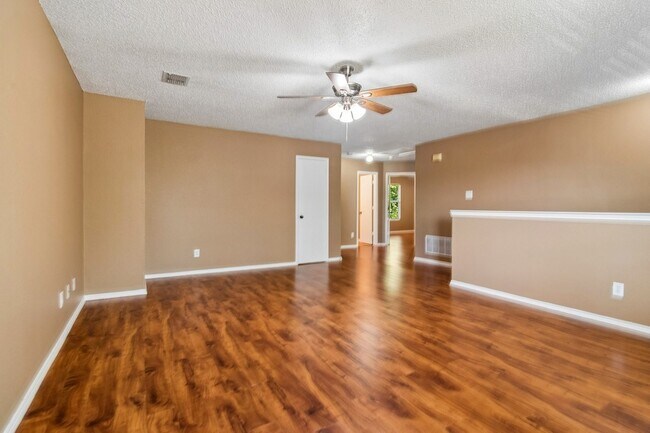 Building Photo - 2232 Chestnut Dr