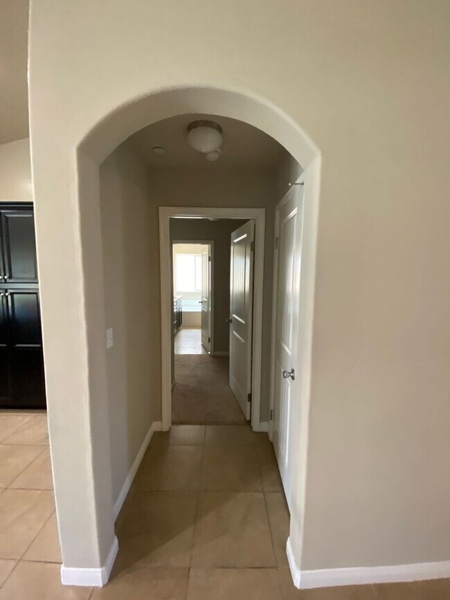 Building Photo - Gorgeous 5 BD 3 BA home available for rent...