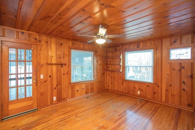 Building Photo - 909 Clarke St