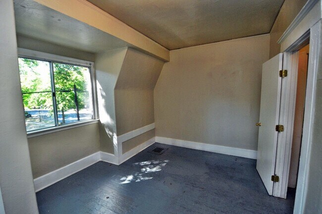 Building Photo - 642 W 3rd St