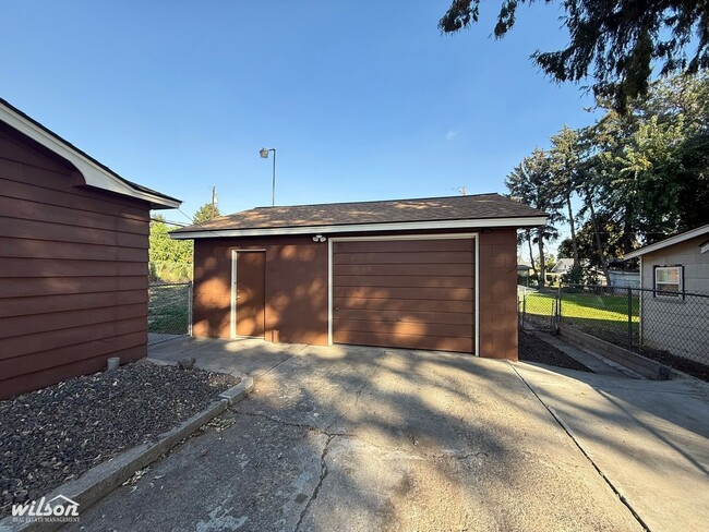 Building Photo - Newly Remodeled 2BR/1BA House with Bonus R...