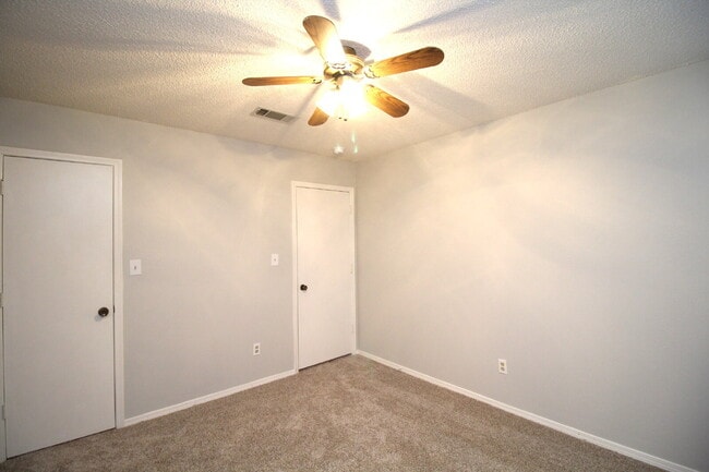Building Photo - Spacious 3BR/2BA Gulf Breeze Home with Vau...