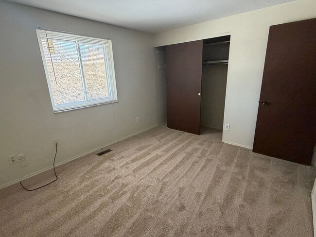 Building Photo - Three Bedroom/One Bath Home In Huber Heights Located On Quiet Cul-de-sac