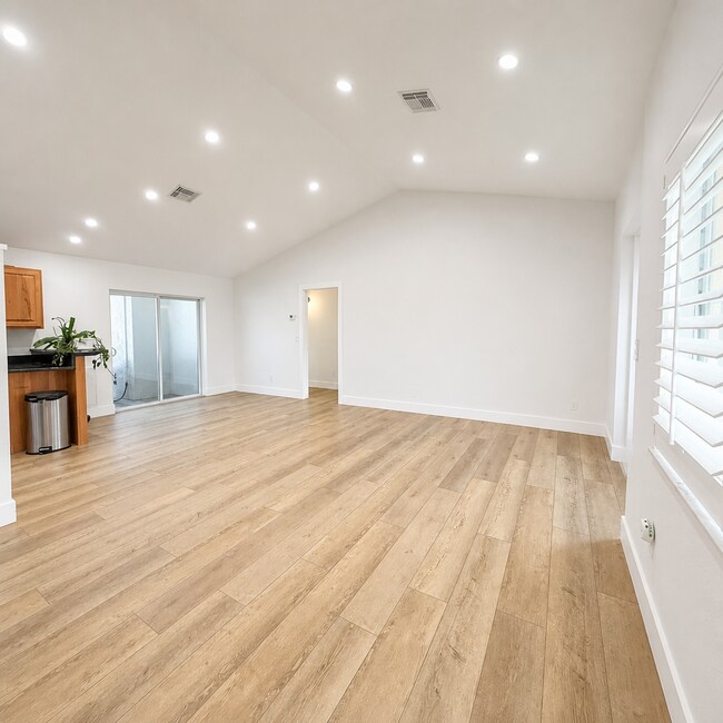 Building Photo - Updated 2/2/1 Home in Northeast St. Petersburg!