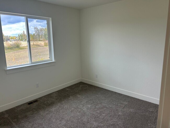 Building Photo - First Month Free   Newly Built Townhouse