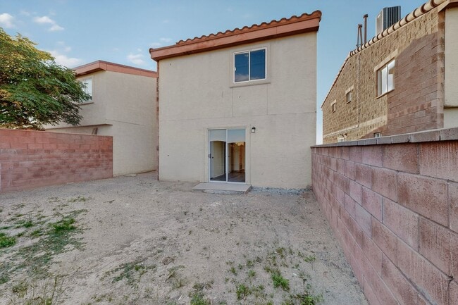 Building Photo - 3 bedroom 2 bath home in East El Paso!