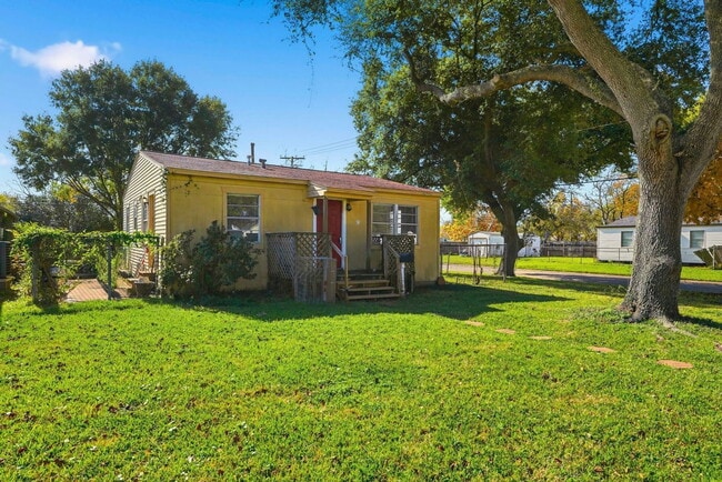 Building Photo - 729 13th Ave N