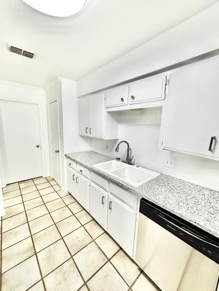 Building Photo - 2123 Mistletoe Ave