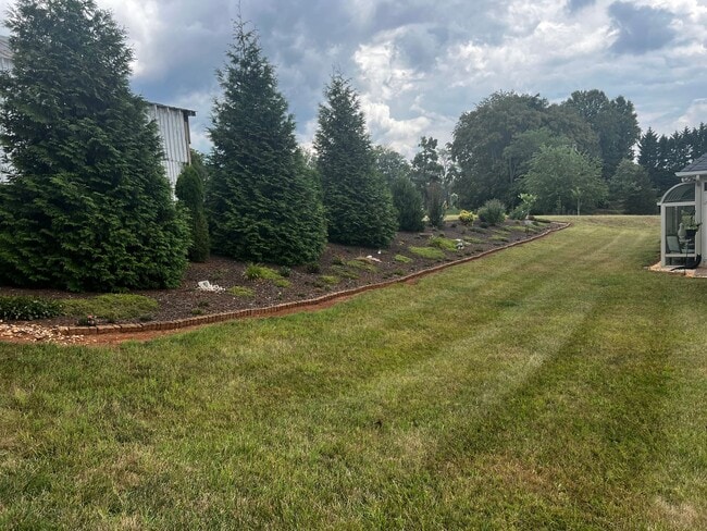 Building Photo - One Level Home in New London