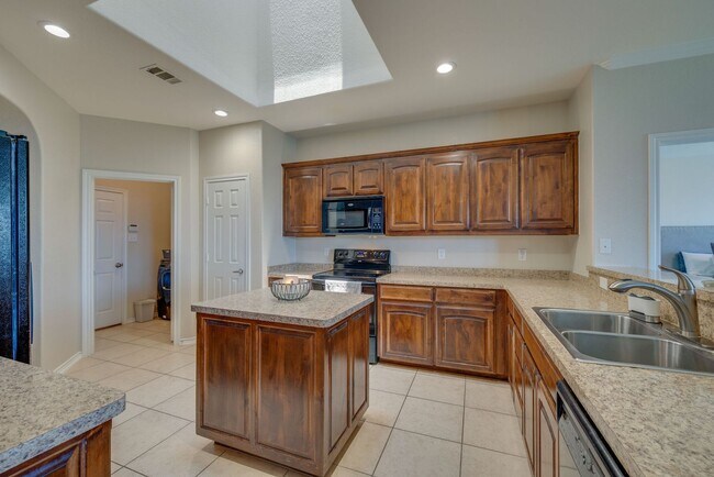 Building Photo - Welcome Home! Gorgeous 3 Bedroom Home Ready For Move In