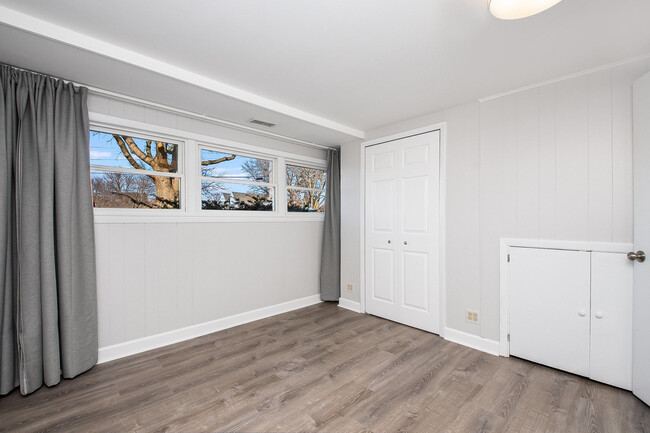 Building Photo - 370 Prairie Ave