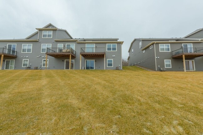 Building Photo - Awesome maple grove 5 bed 4 bath townhome! Pond views, 2 years old!