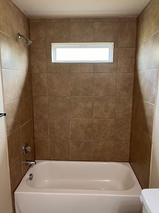 Building Photo - Luxury Townhome in Selma!