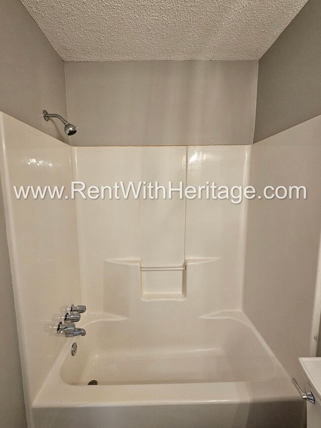 Building Photo - Gorgeous 5 bedroom/ 3 bath/ Upgrades Galor...