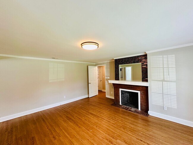 Building Photo - WILSHIRE BLVD - 4 Bedroom - minutes to UNCW!