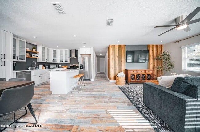 Building Photo - 208 Seminole Ave W