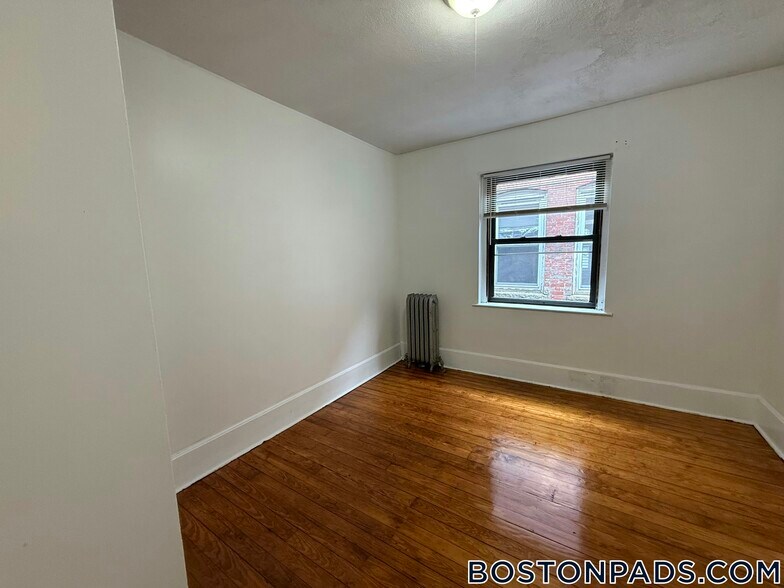 Building Photo - 4 Centre St