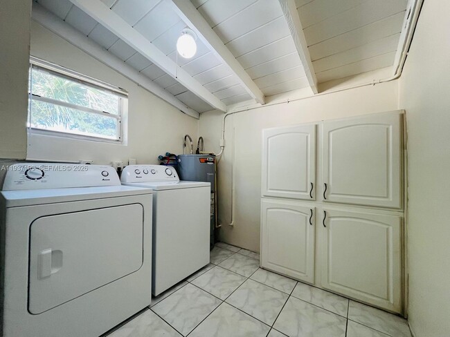 Building Photo - 5654 NE 5th Ave