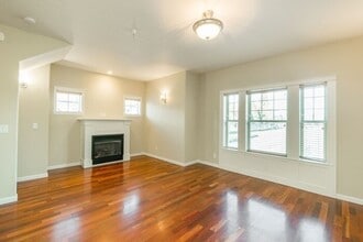 Building Photo - Springwater Corridor Luxury Townhome: Popu...